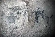 Peintures rupestres représentant des figures humaines.