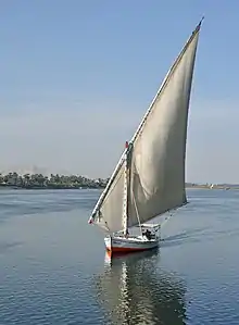Photo d'un bateau à voile naviguant sur l'eau.