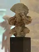 Statuette féminine en terre cuite. Musée national (New Delhi).