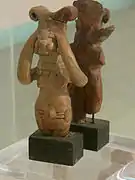 Statuette féminine en terre cuite. Musée national (New Delhi).