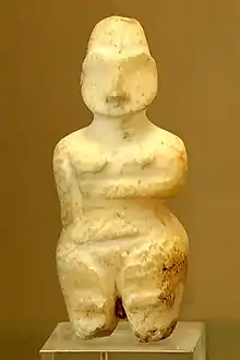 Figurine féminine en albâtre, Tell es-Sawwan, période de Samarra. Musée du Louvre.