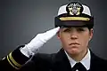 Une femme officier de l'US Navy saluant gantée.