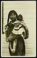 Femme inuite et son poupon, Pond Inlet de la collection « Images du nord et de l'Arctique » (bibliothèque)