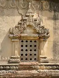 Arc polylobé inséré dans une représentation de tour, Myebontha, façade occidentale