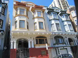 Maisons victoriennes avec fenêtres arquées à San Francisco en 2013.