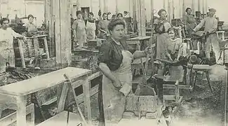 Fendeuses de bois de La Pouëze (France), alors que les hommes sont mobilisés par la guerre, 1914.