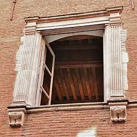 Fenêtre Renaissance sur rue.