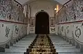 Vue de l'escalier menant à l'église supérieure.