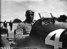 Photo de Ferdinando Minoia prenant la pose depuis le cockpit de sa voiture.