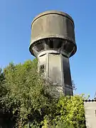 Le château d'eau en béton armé.