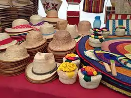 Chapeaux et autres articles d'artisanat en palmier ou istle