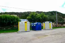 Trois conteneurs à ordures