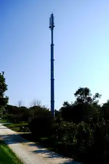 Un pylône équipé d'antennes.