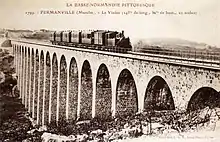 Carte postale ancienne représentant un train à vapeur franchissant un viaduc.
