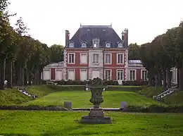 Vue de la façade arrière du domaine Hervieu.