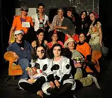 Photographie d'un groupe de lycéens polonais au cours d'une pièce de théâtre intitulée Une ferme en T.R.O.P d'Yves Garric.