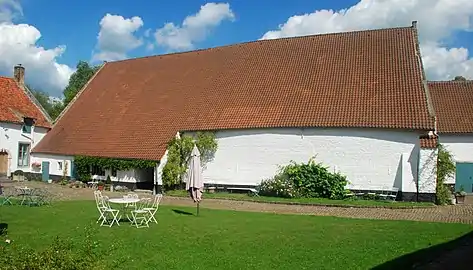 La grange vue de la cour.