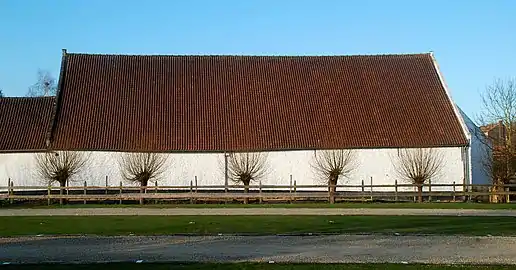 La grange bordée de saules têtards, vue de l'est.
