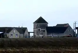 vue d'un corps de ferme flanqué d'une tour quadrangulaire