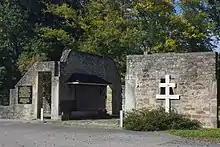 Façade la ferme de Viombois et croix de Lorraine commémorative.