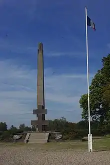 Obélisque et croix de Lorraine érigé en hommage aux morts du groupe mobile Alsace-Vosges (GMA-V) à proximité de la ferme de Viombois