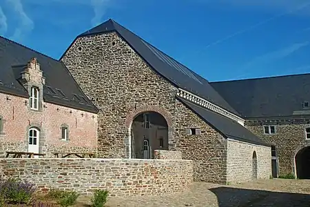 La grange vue de la cour.