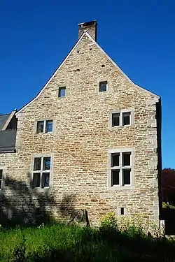 Le mur-pignon du logis.