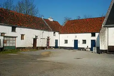 Les anciennes écuries et l'ancienne porcherie(avant rénovation).