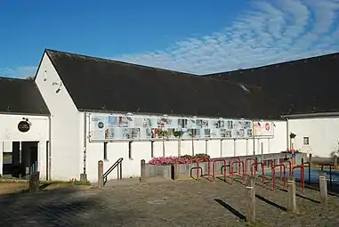 Les anciennes étables côté rue (billetterie).