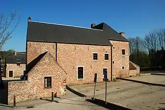 Le logis du fermier, le maître-logis et les remises.