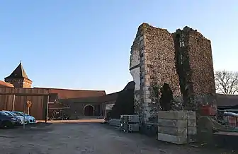 Ferme et Donjon du Château de Fontaine