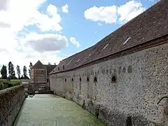 Ferme fortifiée avec douves de Theuvy.