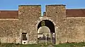 Porte d'entrée de la Ferme fortifiée.