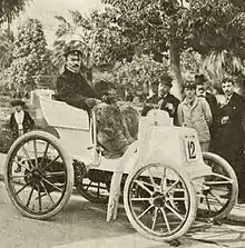 Photo d'un pilote et de son mécanicien embarqué prenant la pose dans leur voiture.