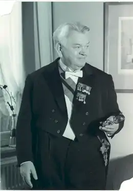 Fernand Dehousse avec décorations