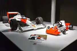 La McLaren MP4/4 (1988) d'Ayrton Senna (que l'Espagnol a eu l'occasion de piloter sur le circuit de Catalunya en février 2015), aux côtés du premier karting d'Alonso.