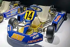 Le kart Mike Wilson Mike-2 à moteur Parilla avec lequel Alonso a remporté la coupe du monde junior en 1996. Le pilote espagnol reprendra son no 14 à partir de la mise en place des numéro permanent en Formule 1 en 2014.