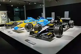 La Minardi PS01-European V10 des débuts en Formule 1 en 2001 à côté de la Renault R23 (2003) et de la Renault R24 (2004).