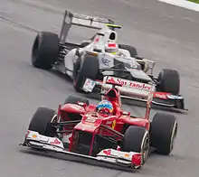 Photo de la lutte en tête entre Alonso et Pérez