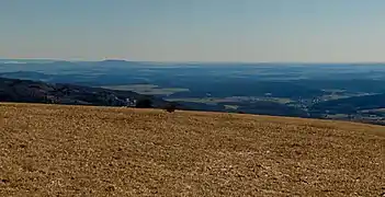 Vue éloignée sur le Gleichbergen et le Fichtelgebirge