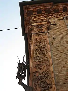 Aperçu d'un pilastre cornier à Ferrare (Italie).
