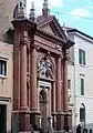 La façade de l'église San Carlo à Ferrare.