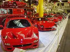 La collection de Ferrari du musée avec, au premier plan, une F50 et une F40.