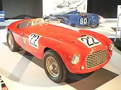 Photo d'une voiture exposée dans un musée.