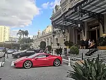 Une Ferrari 458 Italia devant le Casino de Monte-Carlo à Monaco.