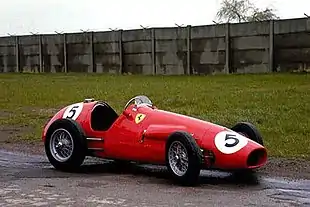Photo d'une Ferrari F500 F2 rouge, marquée du numéro cinq