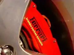 Freins Brembo carbone/céramique sur une Ferrari California.