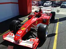 Photo de la Ferrari F2002 de Michael Schumacher au Ferrari store de Serravalle Scrivia