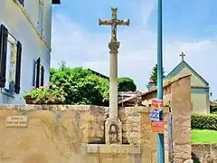 Calvaire au centre du bourg.