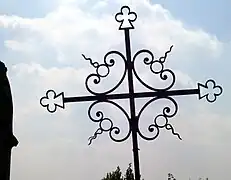 Croix de fer forgé sur une tombe du cimetière.